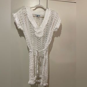 Antonio Melani medium white crocheted beach/pool cover up with fringe detail.